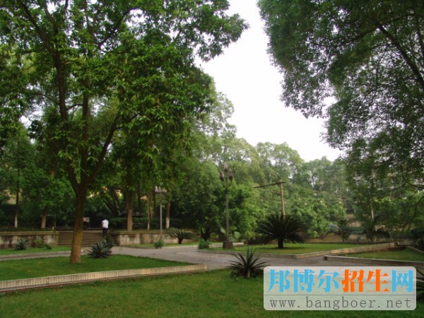 重慶濰柴技工學(xué)校2017年報(bào)名條件、招生對(duì)象