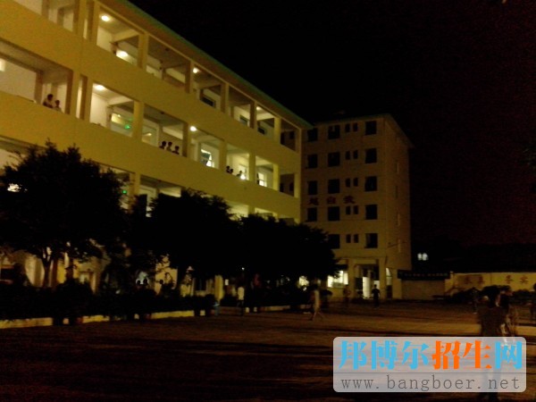 重慶市聚英技工學(xué)校招生辦聯(lián)系電話