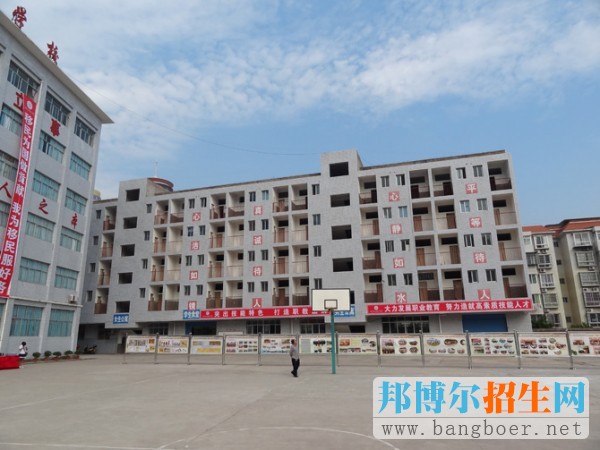 重慶市三峽高級技工學(xué)校2017年報名條件、招生對象