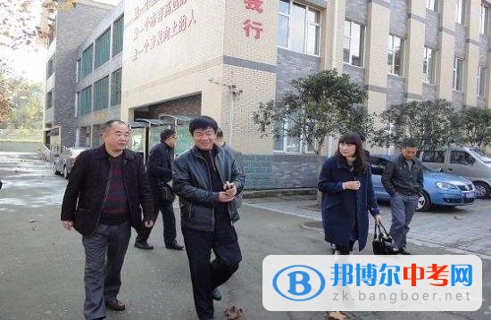 大邑縣青霞鄉(xiāng)學(xué)校招生辦聯(lián)系電話