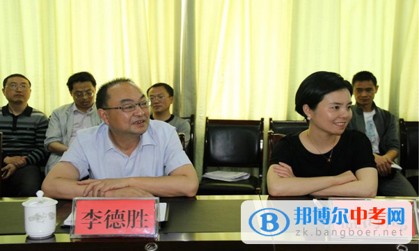 四大班子領導慰問邛崍市平樂中學高三老師