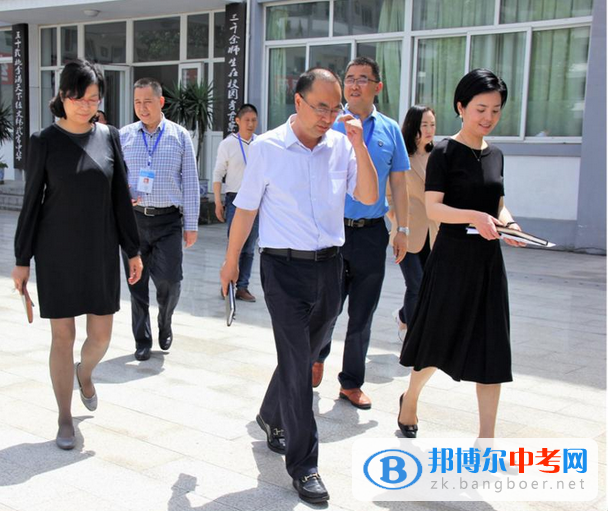 四大班子領導慰問邛崍市平樂中學高三老師