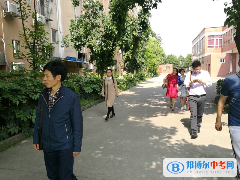 新都區(qū)政府督學(xué)到成都市實驗三原外語學(xué)校開展督導(dǎo)工作