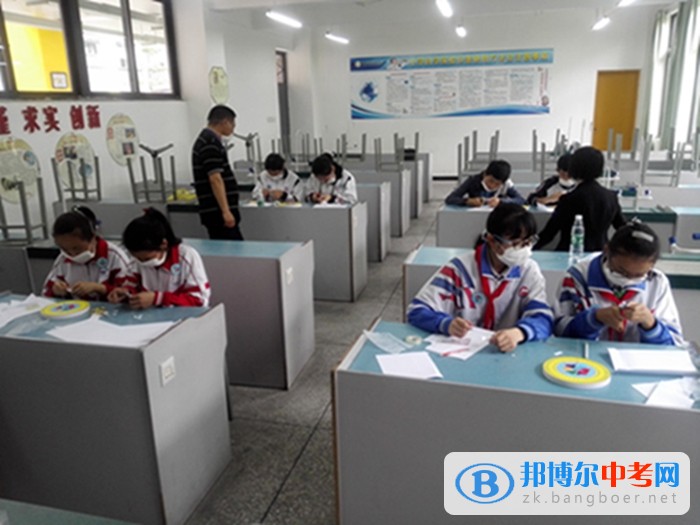 都江堰外國語實驗中學在都江堰市中、小學生第八屆科技節中取得優異成績