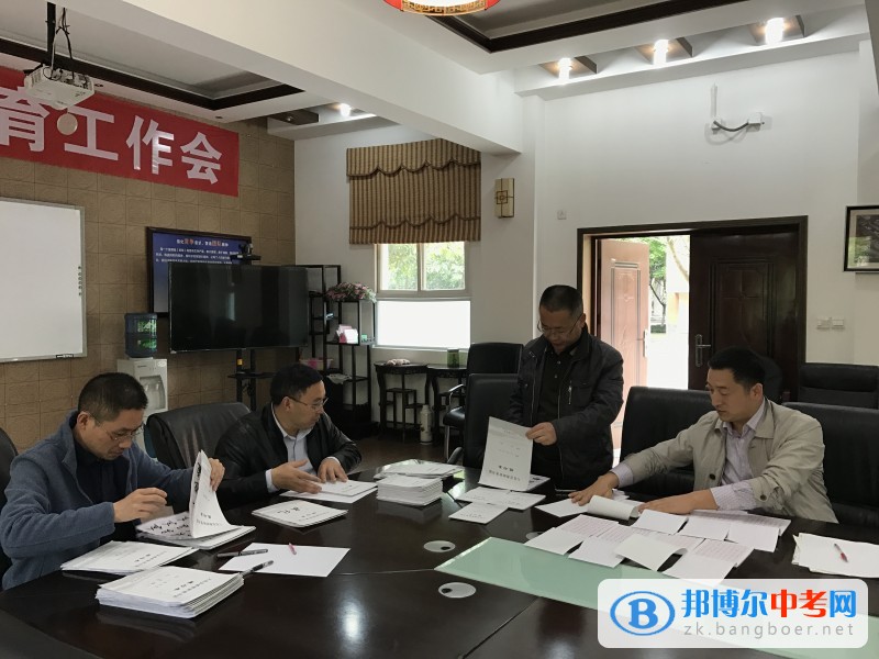 四川省大邑縣晉原中學開展青年教師“研培班”研修活動,組織老師外出參觀學習