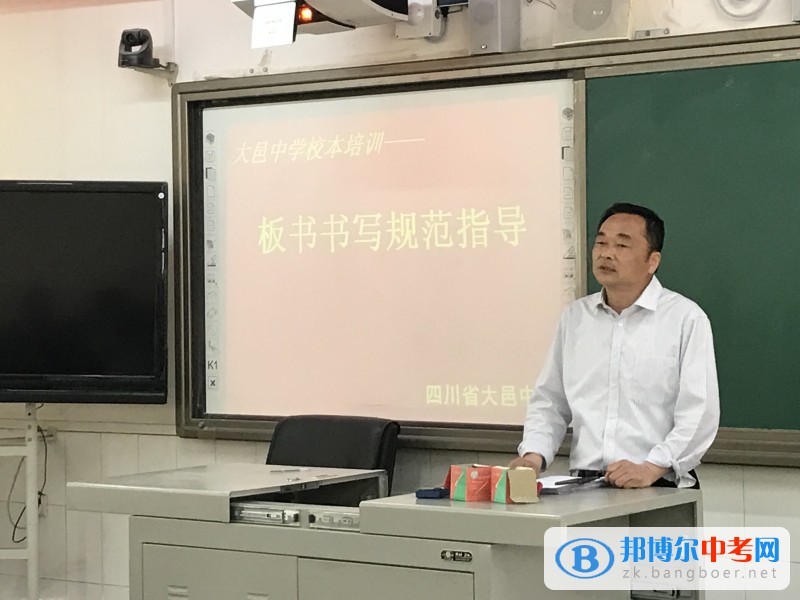 四川省大邑縣晉原中學開展青年教師“研培班”研修活動,組織老師外出參觀學習