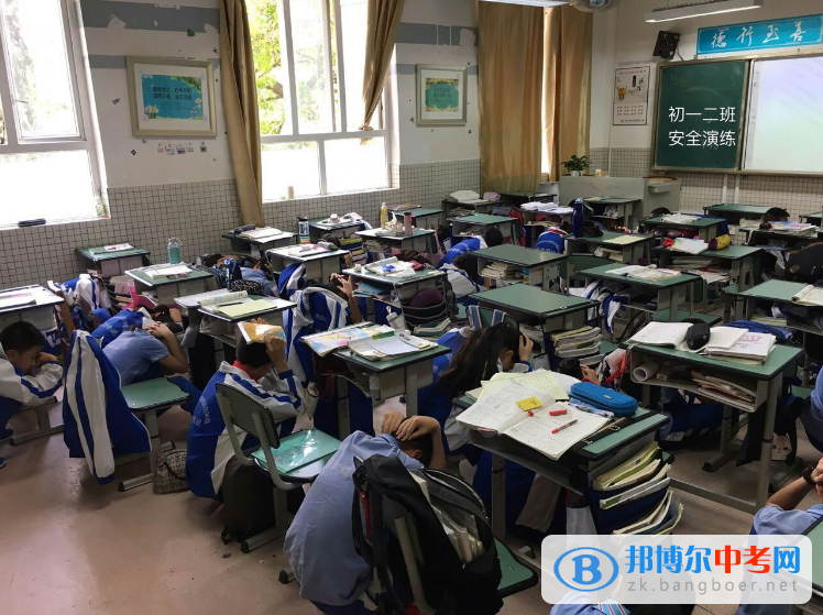 防震減災刻不容緩，自救互救未雨綢繆成都石室錦城外國語學校城舉行20 17“5·12”防震減災應急避險疏散演練