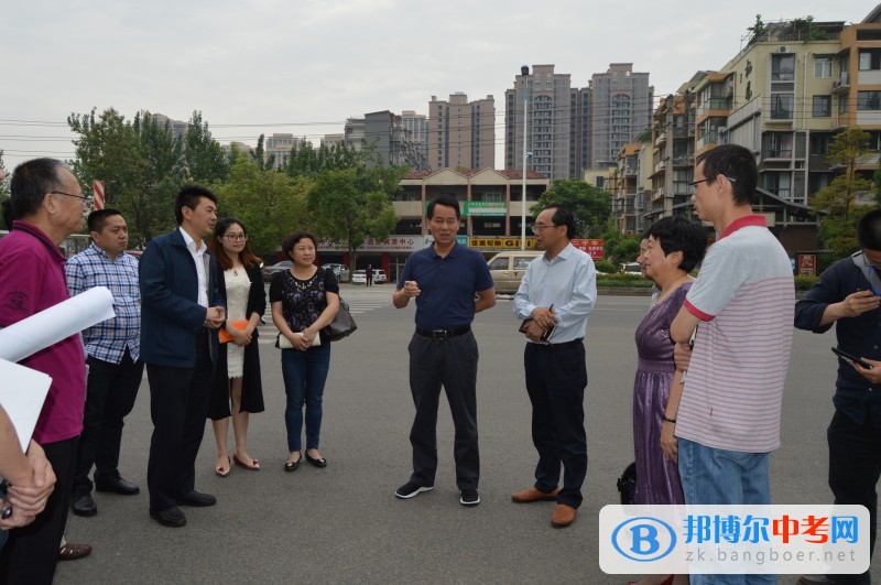 區(qū)委常委，統(tǒng)戰(zhàn)部長王峻昆帶隊(duì)到大彎中學(xué)調(diào)研