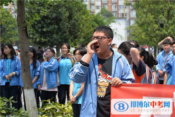 成都市成飛中學舉行儀式為高三考生加油打氣