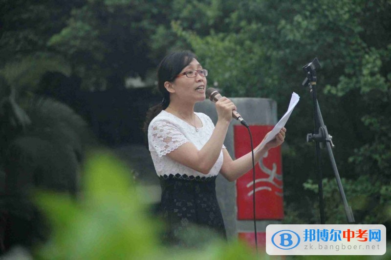 西北中學舉行“感恩母校 放飛夢想”特殊升旗儀式