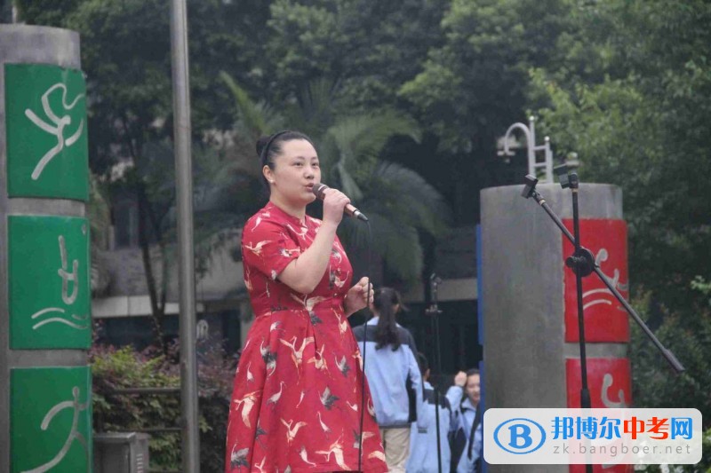 西北中學舉行“感恩母校 放飛夢想”特殊升旗儀式