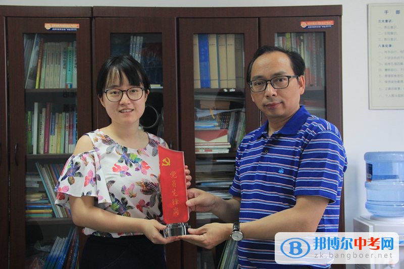 設立先鋒示范，推進“兩學一做” ——西北中學深度開展“黨員先鋒崗”活動