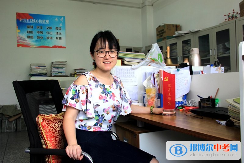 設立先鋒示范，推進“兩學一做” ——西北中學深度開展“黨員先鋒崗”活動