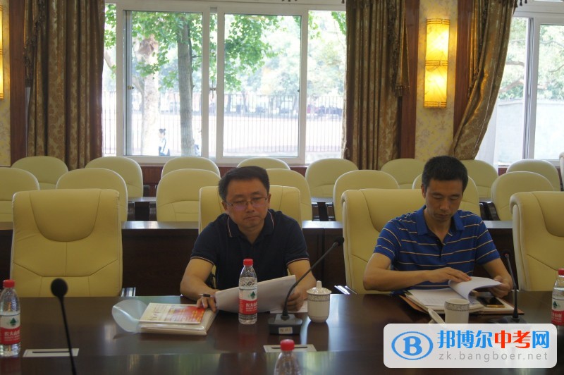 成都市教育局普教二處處長(zhǎng)石斌一行到郫縣第一中學(xué)調(diào)研