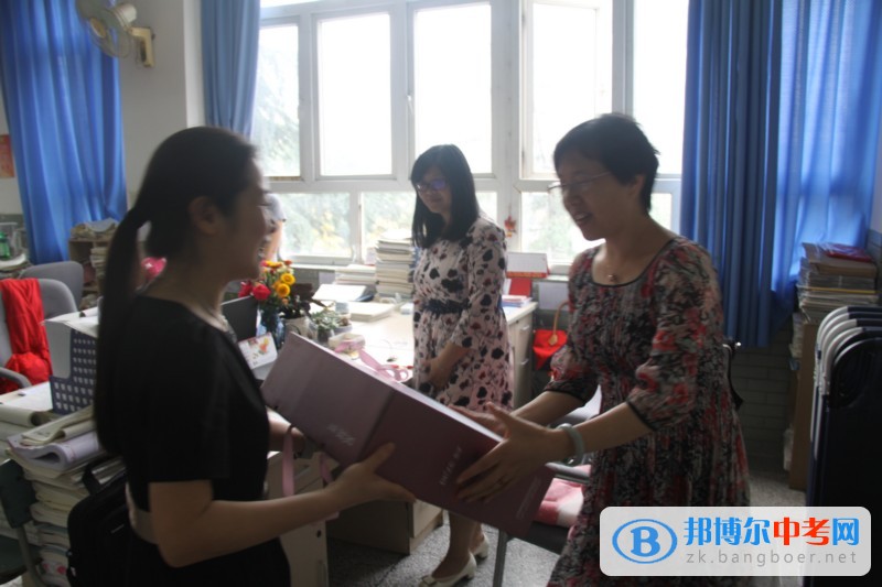 四川省成都市第十七中學領導關(guān)懷送溫暖  高三教師倍振奮 