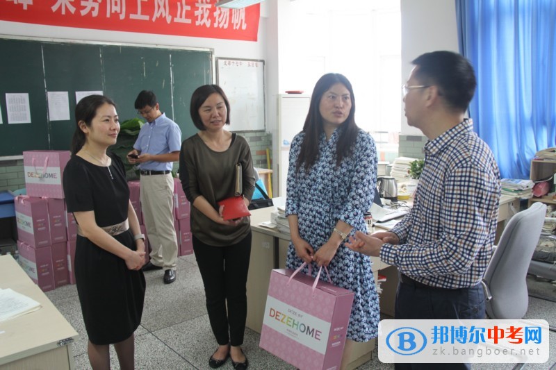 四川省成都市第十七中學領導關(guān)懷送溫暖  高三教師倍振奮 