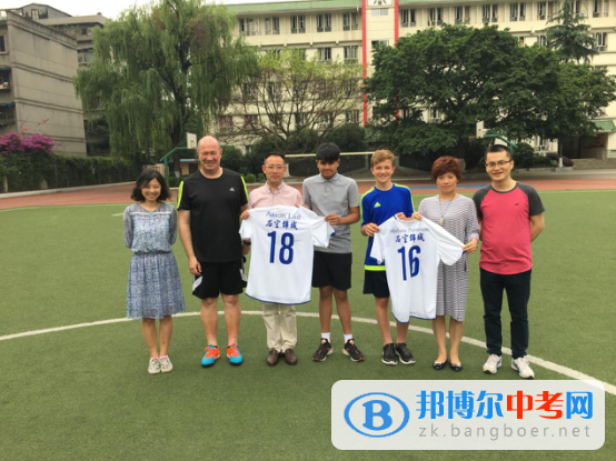 綠茵場上縱意馳騁，中英兩校各展風采 ——石室錦城“中英校際連線”活動日  6月2日，英國姊妹?？ㄌ厮髌罩袑W師生和成都石室錦城外國語學校師生一起參加了足球友誼賽和課堂教學展示交流等活動。  開賽前，校長李勝向來訪的英國學生贈送了石室錦城足球隊的球服。9：00，隨著一聲哨響，足球友誼賽正式開始。兩校學生混編成兩對，在綠茵場上你來我往，個個生龍活虎。這既是考驗腳下技術，更是考驗團隊配合。場邊的師生為每一次精彩的攻防而喝彩，為每一個巧妙的傳接而叫好，最后兩邊各有進球，握手言和。  同一時間，凱特索普中學的兩位老師，再次走上石室錦城的講臺，應石室錦城英語教研團隊的命題和邀請，分別帶來了一節英語語法課和《典范英語》閱讀課。貼近中國學生學習情境和實際的教學內容，再加上英國教師獨特的教學風格和教學設計，讓現場聽課的師生都獲益匪淺。課后，兩校師生走到一起，或拍照，或留言，或交談，他們要用相機和文字留下這些美好的瞬間。  茶歇片刻，來訪的英國師生一起走進初一4班，參加以“我愛成都，我愛熊貓”為主題的班會課。初一4班的同學們，自信滿滿地走上講臺，說起成都，說起熊貓，他們侃侃而談，滔滔不絕。有趣的見聞，生動的百科，讓來訪的英國師生更多了一份對成都的了解。最精彩的是，學生表演的川劇變臉，嫻熟的手法，變化的臉譜，深深吸引了來訪的英國師生。  一天里，足球、熊貓、川劇一齊登場，學生、家長、教師一同上陣，樂學樂教，其樂融融，讓兩校師生都更期待明年，期待更多的交流和活動。