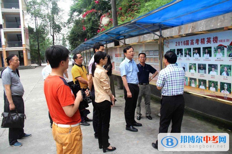 許天毅區長到樂山第四中學察調研