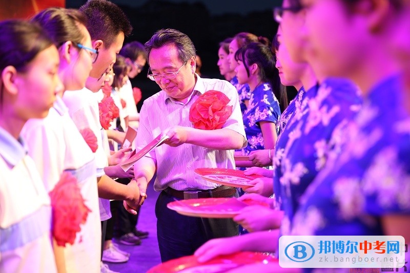 四川省雙流縣華陽中學(xué)舉行2017屆畢業(yè)典禮·英語周·科技藝術(shù)節(jié)文藝晚會