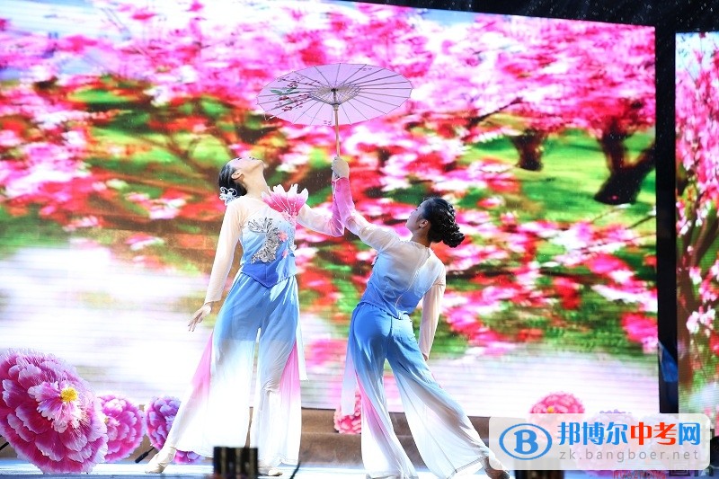 四川省雙流縣華陽中學(xué)舉行2017屆畢業(yè)典禮·英語周·科技藝術(shù)節(jié)文藝晚會