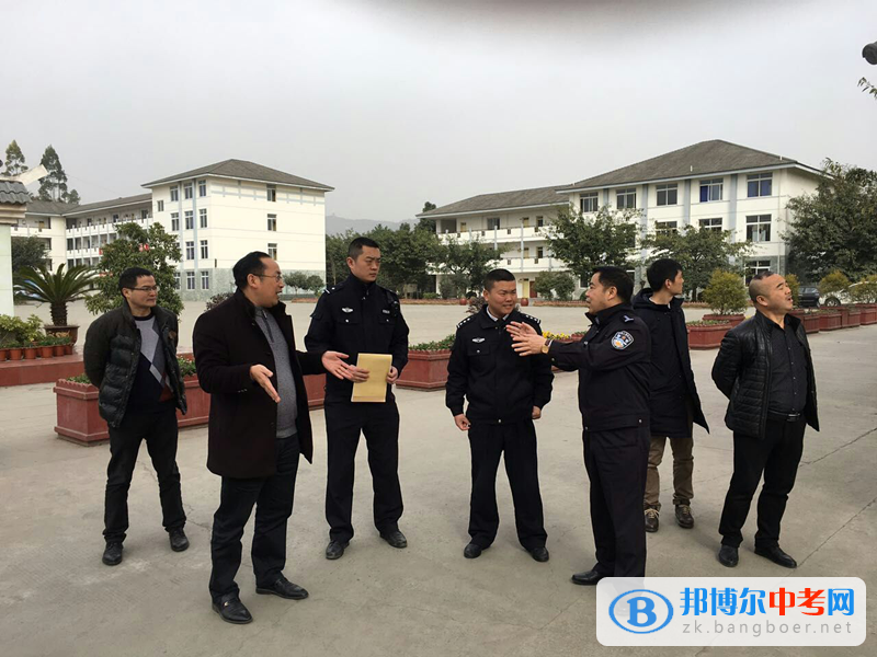 縣公安局副局長(zhǎng)袁曉明視導(dǎo)淮口中學(xué)安全工作 
