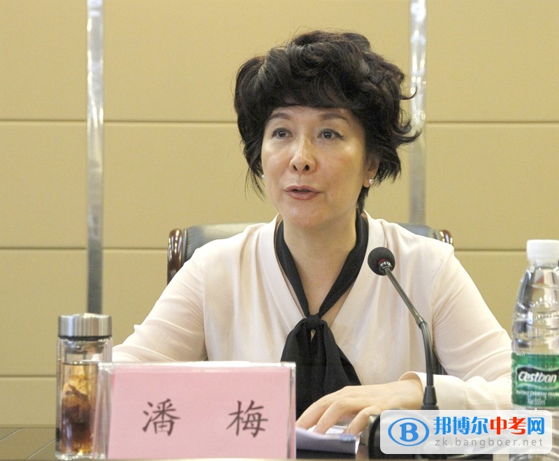 四川省內(nèi)江市第六中學(xué)召開(kāi)全校教職工大會(huì)宣布人事任免決定