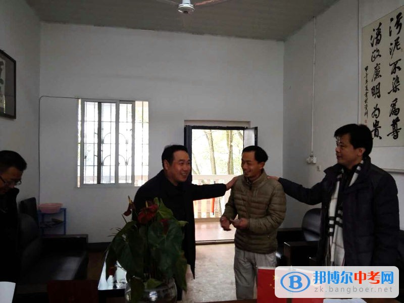 教育局副局長黃榮安一行為龍結中學生病教師送來溫暖