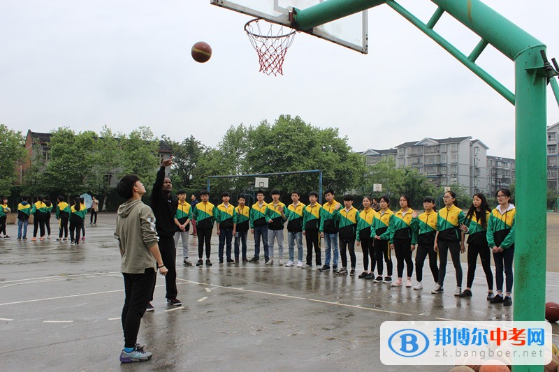 圓夢(mèng)NBA ——美國(guó)籃球教練蒞臨隆昌縣第二中學(xué)進(jìn)行現(xiàn)場(chǎng)指導(dǎo)