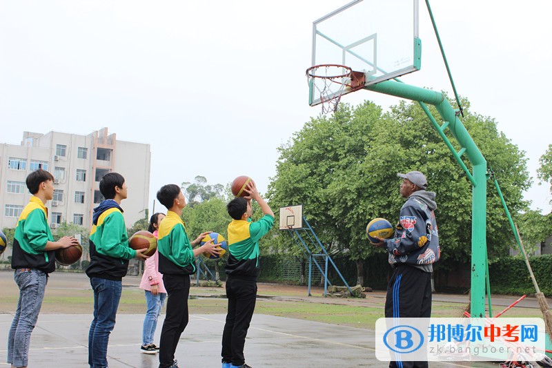 圓夢(mèng)NBA ——美國(guó)籃球教練蒞臨隆昌縣第二中學(xué)進(jìn)行現(xiàn)場(chǎng)指導(dǎo)