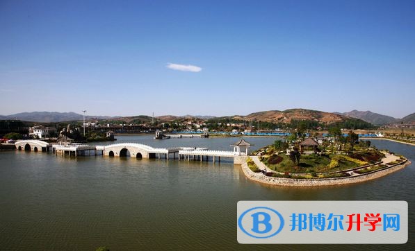 魯?shù)榭h第一中學(xué)周邊景點
