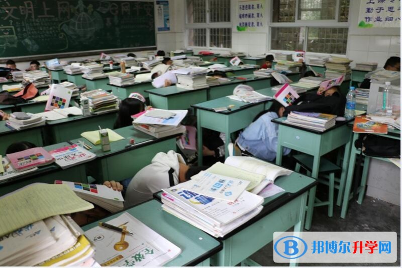 內江一中舉行地震減災應急疏散演練