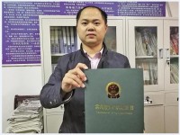 內江一中物理老師謝佐杰發明的吸塵黑板擦獲國家專利