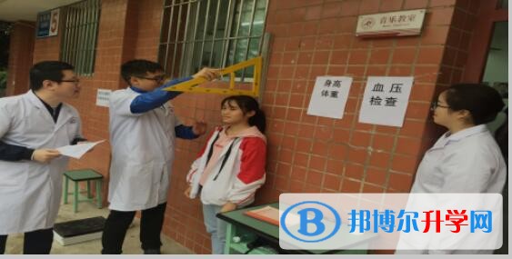 內江一中進行2018年學生體檢工作