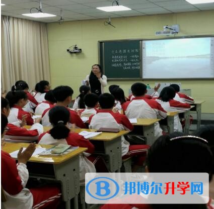 內江一中舉行群文閱讀教學專題教研活動