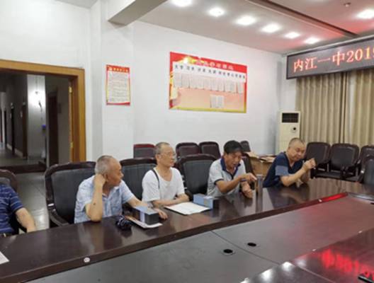 內(nèi)江一中召開“八一”建軍節(jié)退役軍人座談會