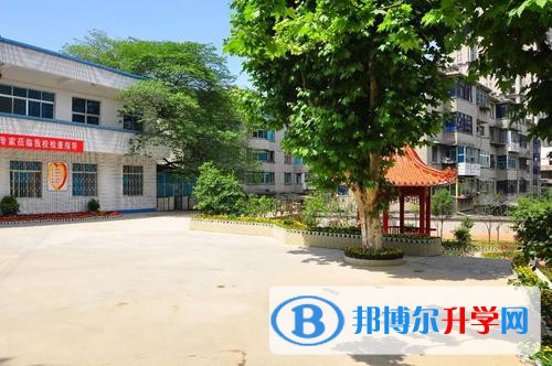 貴陽市第二十九中網站網址是多少呢?我們自己的態度，決定了我們的人生。為了報讀學校有很多的同學都來問過小編，現在網絡是很方便的東西了，小編就來給同學們整理一下學校的網站網址給到同學們參考。  貴陽市第二十九中網站網址 貴陽市第二十九中網站網址：http://www.857m6r.cn/ugysdesjzx/  貴陽市第二十九中榮譽 2004年，學校開展的“優質德育活動課”活動，被貴陽市教育局授予二等獎。在教學管理方面，以“追求有效教學，打造活力課堂”為抓手，開展“教學研究課”、“教學展示課”、“教學評優課”等活動，積極推進課堂改革。2004年，我校與東北師大合作，建立“信息技術實驗校”， 多媒體技術的運用，提高了教學效率，促使了學生學習水平的提升。僅2006年，我校就有13名學生獲得貴州省市數學競賽一等獎。學校還堅持科研興校策略，努力形成學校領銜課題，開展課題研究。  2006-2008年期間，我校教師在全國、省、市、區級各種教育教學成果評比活動中，獲獎勵達100多項。學校連續多年被評為“貴陽市文明單位”、“貴陽市平安校園”、“貴陽市無毒學校”，2006年，被南明區教育局指定為“校本教研”試點單位，2007年，被貴陽市教科所指定為“電腦美術”學科基地。  學校實施人文管理，努力建設平安校園、精致校園、學習型校園、和諧校園，形成了適合學校發展的教學模式， 是“貴陽市文明單位”、“貴陽市平安校園”、“貴陽市無毒學校”，是貴陽市電腦美術學科基地和東北師大信息化教育教學實驗校。  師資力量高級教師18人，一級教師25人，學歷達標100%，省級骨干教師2人，市級骨干2人，區級骨干2人，校級骨干10人，76名專職教師，學歷達標100%，省級骨干教師3人。  現在網絡很發達，但是由于學校的網站的資料是很多的，同學們自己在找的時候要分清楚哪些是真實的資料，小編覺得最好還是到學校來現場了解會比較還要一點，畢竟眼見為實，現場確認比較好一點的哦。