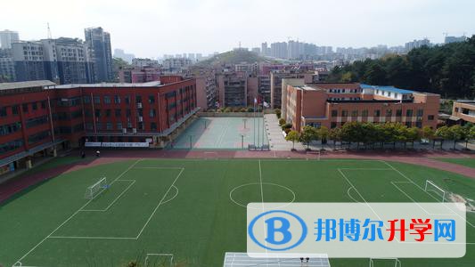 貴陽市第三十四中學2021年宿舍條件怎么樣呢?學校環(huán)境是同學們能夠好好學校的基本條件，尤其是宿舍條件，同學們的生活比較單一，兩點一線，教室、食堂、宿舍，上課時間基本在教室，所以，很多的學生對于學校宿舍是非常看重的哦。  貴陽市第三十四中學2021年宿舍條件 學生宿舍為6人間宿舍，有書桌有一個小陽臺，有獨立衛(wèi)生間。學校食堂均能設置粗加工、切配、烹飪、面點制作、餐用具清洗消毒、備餐、原料庫房等加工操作場所。  貴陽市第三十四中學簡介 建校以來，學校以優(yōu)異的成績贏得了社會各界的高度贊譽，為將學校打造成為一所“人民滿意的優(yōu)質學校”，貴陽市第三十四中學本著“以師生發(fā)展為本、為師生幸福奠基”的辦學理念，扎實推進改革。  以“養(yǎng)成教育打基礎、良好行為促發(fā)展”為行動指南，嚴抓學生的生活習慣和學習習慣，營造“養(yǎng)習立品、善思敏行”的學風;以“教師水平?jīng)Q定學生水平”為鞭策，嚴抓師德師風、落實教學常規(guī)，樹立“正身率物、樂教啟智”的教風。學校文化是無聲的課堂，是一種隱性的教育力量，只有優(yōu)秀的學校文化才能孕育出優(yōu)秀的學校教育。  學校文化建設對改善育人環(huán)境、積淀文化底蘊、提升文化品位等具有十分重要的意義。新世紀以來，隨著國家基礎教育課程改革的施行，學校文化建設已然成為推動新課程實施的重要基礎和保障。學校重視文化發(fā)展，大力提升文化品位。  在學校文化建設過程中，學校立足自身實際，舉全校之力，集眾人之智，繼承之中求創(chuàng)新，形成了一套以“力行”為核心，以養(yǎng)成教育為主線的教育理念，豐厚了學校內涵，彰顯著辦學特色。  小編給同學們整理了學校的宿舍條件，由于現(xiàn)在生活水平提高，學校的環(huán)境都不會太差，基本保障是沒有問題的，一般為上下鋪、有衣柜、衛(wèi)生間、熱水等基本供應沒有問題，所以，同學們自己是可以放心報讀的哦。