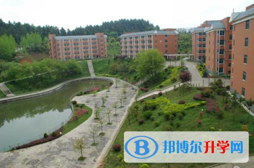 貴陽市第二十八中2021年報名條件、招生要求、招生對象?同學們在了解學校的過程中，經常會忽略學校的招生條件和要求，每個學校都是有自己的專門的招生要求的額，根據學校的教學理念不一樣，錄取的也不一樣。  貴陽市第二十八中招生對象 初中應屆畢業生  貴陽市第二十八中招考錄取 貴陽二中統招生、配額生憑中考成績網上報名。  報考中加項目班的同學持中考成績單直接到學校報名面試，擇優錄取  貴陽市第二十八中教學質量 (四)完善教學質量獎懲制度。出臺“貴陽二十八中教育教學獎懲方案”，加強學校教學目標考核和質量監控，采取過程獎勵和結果獎勵相結合的原則，給予在期末考、中考教學效果顯著的教師、學校給予物質獎勵和精神獎勵。  (五)扎實開展教學科研。增強科研興校意識，發揮教科研引領作用，確立以課題研究為先導，以校本教研為基礎的工作原則。校本教研與課題研究兩手都要抓，兩手都要硬。校本教研以“有效教學”為切入點，以課堂教法、學生學法、教學藝術等為重點。課題研究以教學模式探討、教學過程優化、學生潛能開發和非智力因素發展為重點。注意完善教研激勵機制，鼓勵教師全員參與教研，創新教研形式，豐富教研內容，強調教研合一，提高教研工作的針對性和實效性。  (六)在完成教學任務的情況下，鼓勵教師開展豐富多才的學科活動和“讀書晉級”活動，“百科講壇”活動，為提高學生的綜合素質提供必要條件。因此，該校在總結前面經驗和教訓的基礎上，在生源質量很差的情況下，初三的中考綜合排名一直穩定在云巖區中下游。其他各個年級的成績也穩步提升，學生的綜合素質也得到提高。  小編為同學們整理了貴陽市第二十八中2021年報名條件、招生要求、招生對象，基本上學校的主要看分數，其他不看，導致不清楚學校的招生要求，在了解學校的過程中，分數和招生要求一樣重要，同學們自己要認真的看清楚，避免自己的失誤哦。