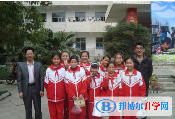 彭州市天彭中學(xué)2022年招生辦聯(lián)系電話