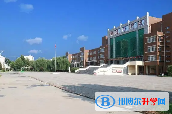 雄縣中學地址，乘車路線