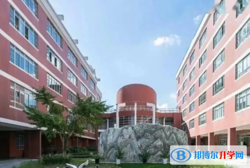 五大連池市高級(jí)中學(xué)校地址，乘車路線